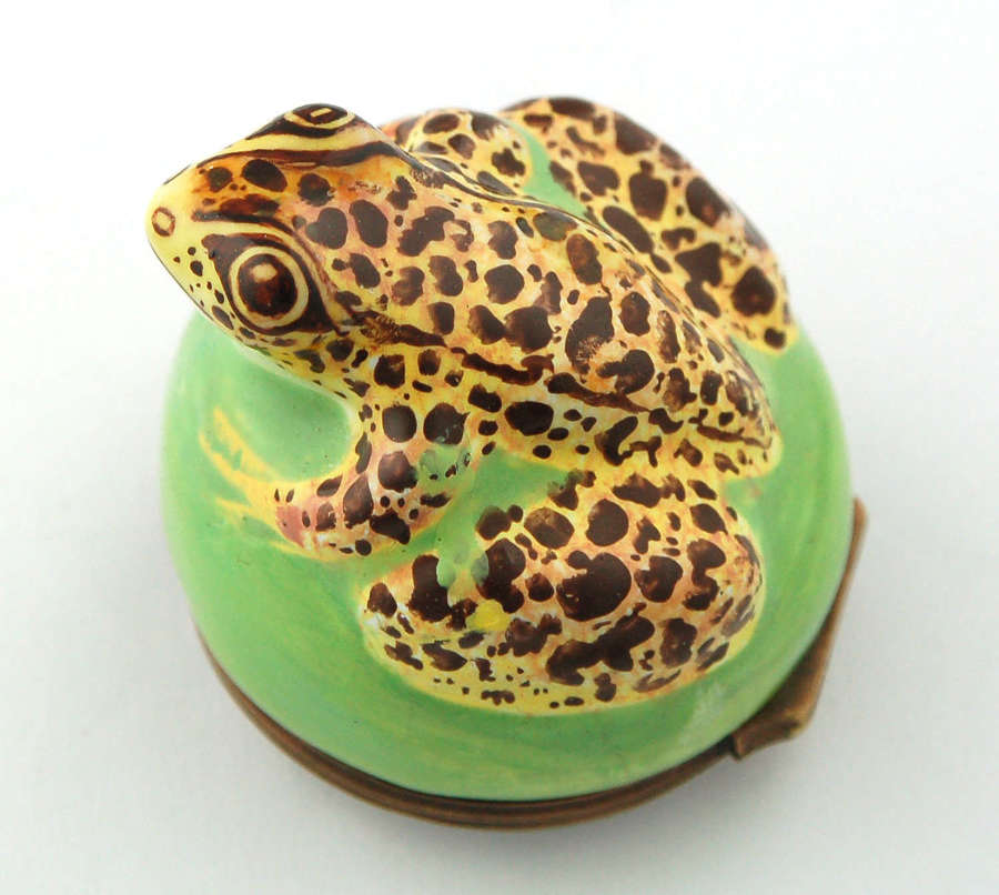Bilston enamel frog bonbonniere C1770