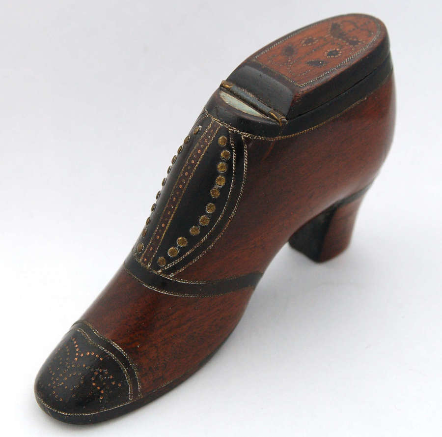 Shoe snuff dated 1876