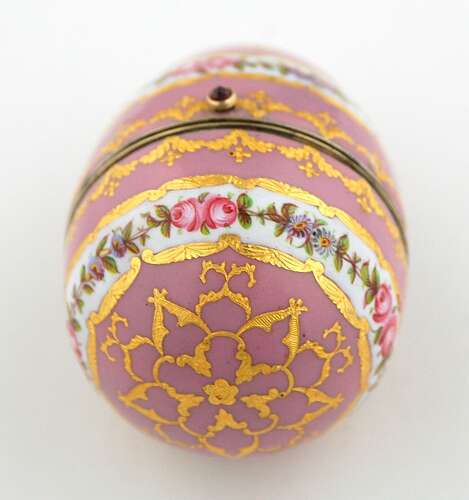 Enamel egg-shaped sewing etui C1840